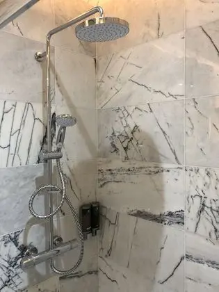 Stüdyo, Banyolu/Duşlu
