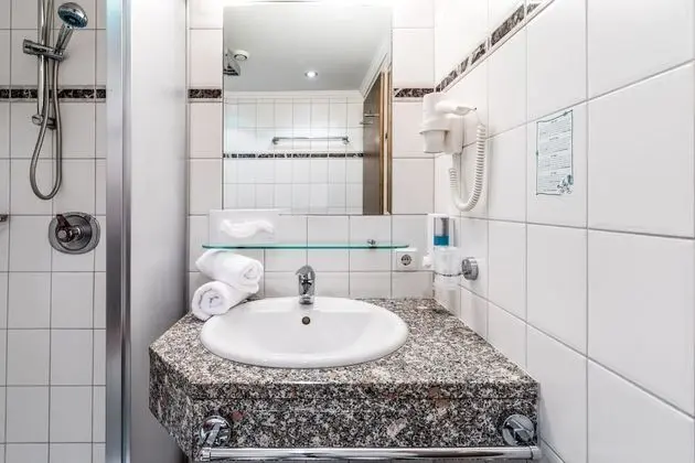 Tek Büyük Yataklı Oda, Balkon, Dağ Manzaralı