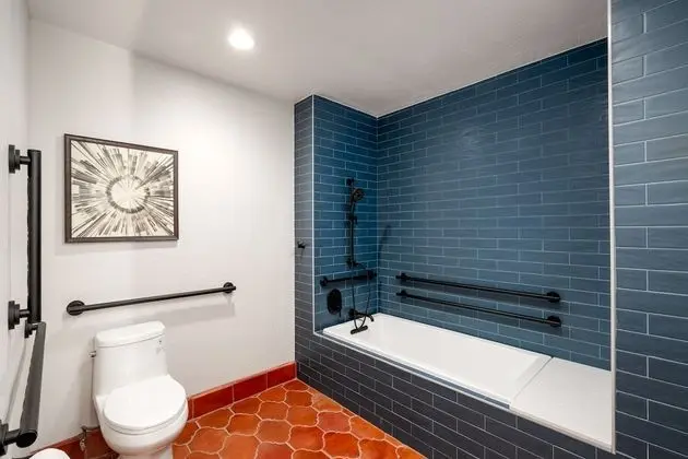 Oda, 2 Büyük (Queen) Boy Yatak, Engellilere Uygun (Garden, Accessible Tub)
