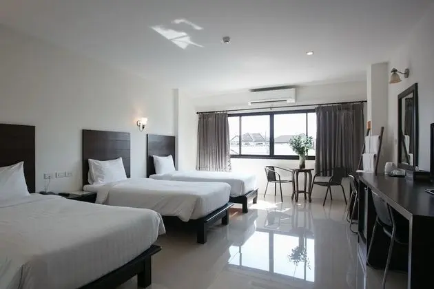 Superior Triple Room (3 Single Bed)
