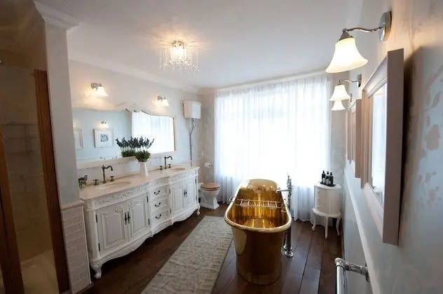 Luxury Oda
