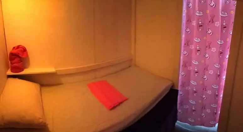 Single Cabin Mini-Room in A/C Dorm Min 1 Night