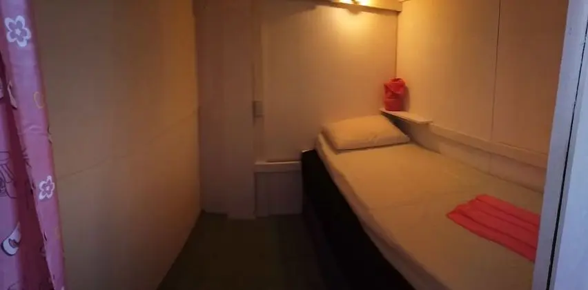 Single Cabin Mini-Room in A/C Dorm Min 1 Night