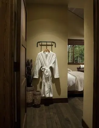 Deluxe Wilderness Suite 3