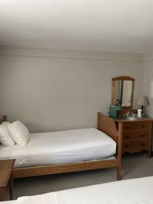 Queen with a twin bed