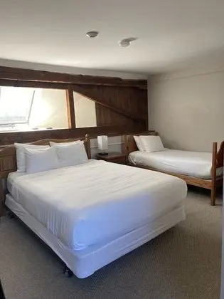 Queen with a twin bed