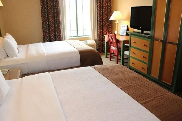 Standard Oda (2 Queen Beds and Sofa Bed)