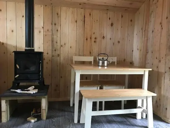 Kulübe (Birch - shared shower access)