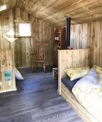 Kulübe (Birch - shared shower access)