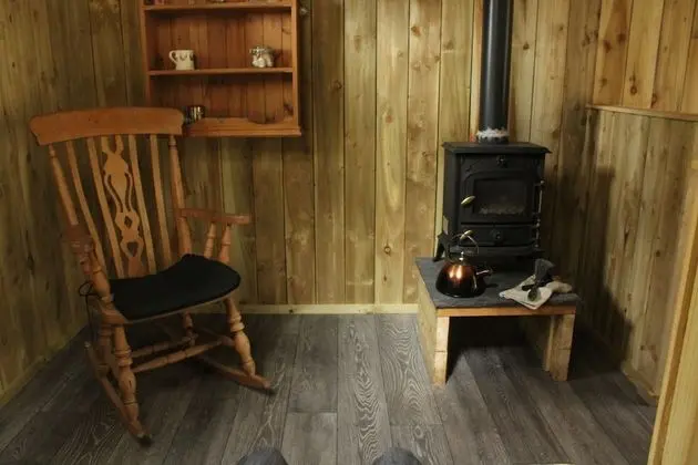 Kulübe (Birch - shared shower access)