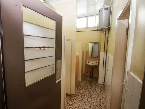 Tek Büyük Yataklı Oda, Ortak Banyo