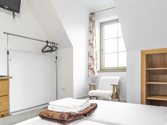 Basic Tek Büyük veya İki Ayrı Yataklı Oda, Ortak Banyo