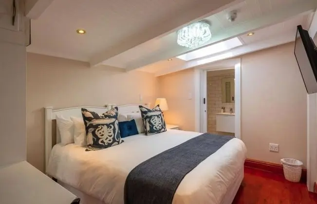 Honeymoon Suite (1)