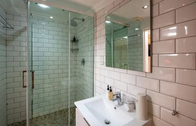 Honeymoon Suite (1)
