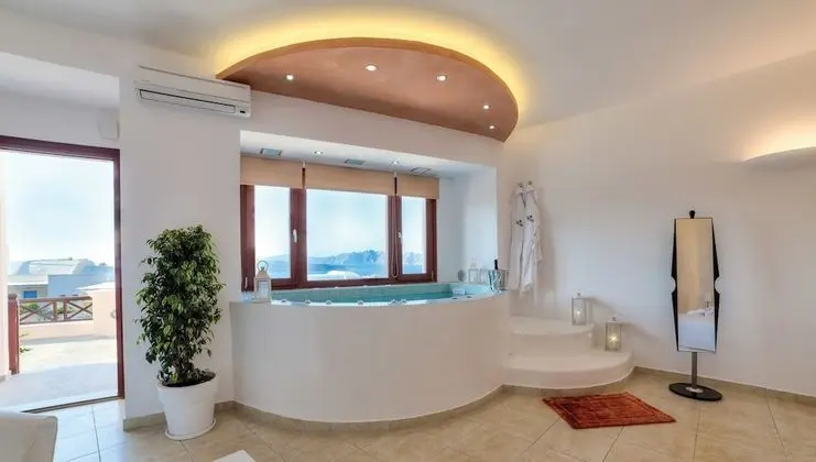 Honeymoon Süit (with Indoor Hot Tub and Caldera View)