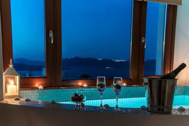 Honeymoon Süit (with Indoor Hot Tub and Caldera View)