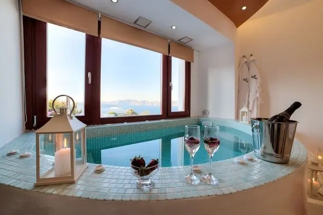 Honeymoon Süit (with Indoor Hot Tub and Caldera View)