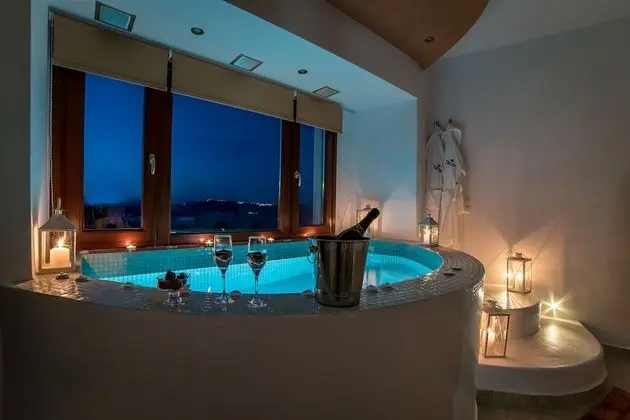 Honeymoon Süit (with Indoor Hot Tub and Caldera View)