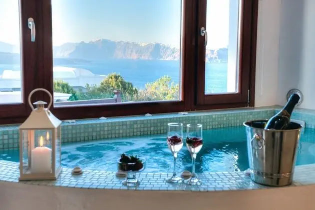 Honeymoon Süit (with Indoor Hot Tub and Caldera View)