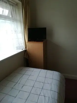 Tek Kişilik Oda, Ortak Banyo, Bahçeli