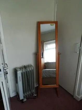 Tek Kişilik Oda, Ortak Banyo, Bahçeli