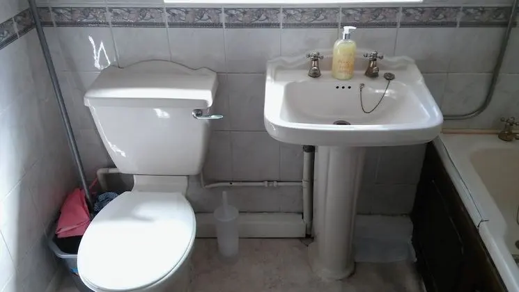 Tek Kişilik Oda, Ortak Banyo, Bahçeli
