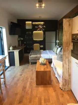 Deluxe Stüdyo (Studio West)
