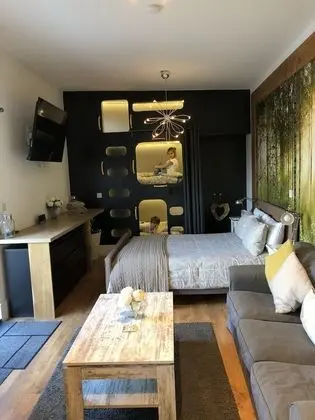 Deluxe Stüdyo (Studio West)
