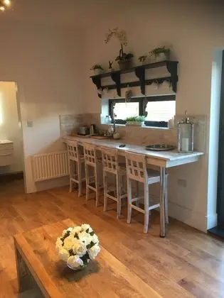 Deluxe Stüdyo (Studio West)