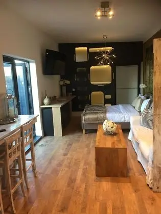 Deluxe Stüdyo (Studio West)