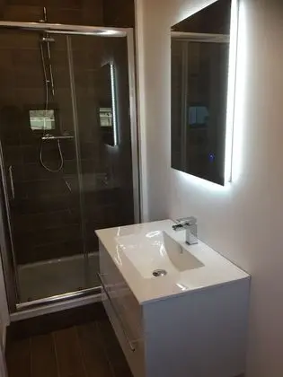 Deluxe Stüdyo (Studio West)