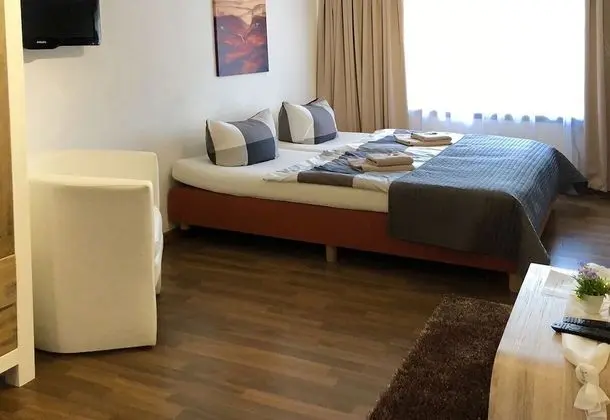 Basic Tek Büyük veya İki Ayrı Yataklı Oda