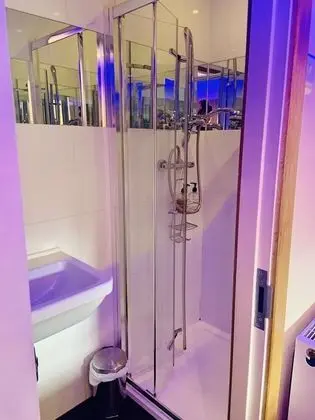 Tek Büyük Yataklı Oda, Banyolu/Duşlu