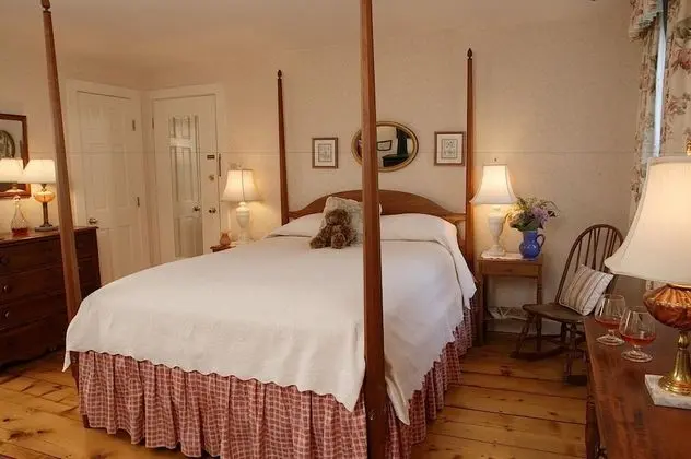 Queen Room with Fireplace