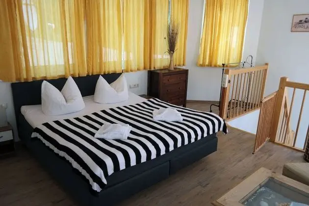 Basic Tek Büyük Yataklı Oda (Turmzimmer)