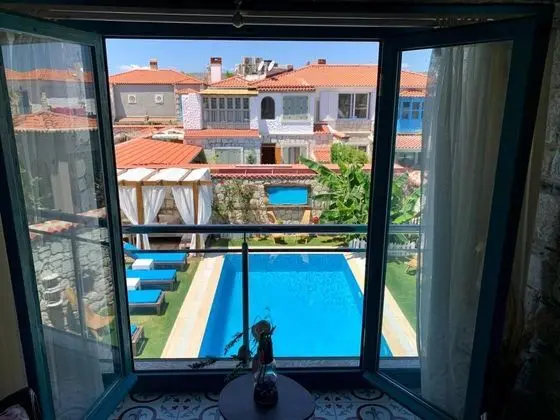 Çift Kişilik, Havuz Manzaralı