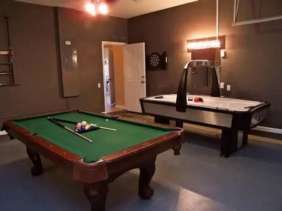 Ev (The Windsor Hills IHR 3076)