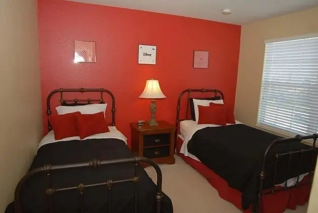 Ev (The Windsor Hills IHR 3077)