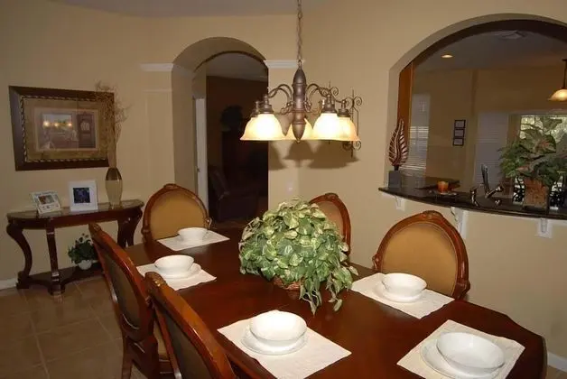 Ev (The Windsor Hills IHR 3077)