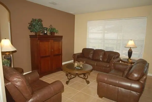 Ev (The Windsor Hills IHR 3077)