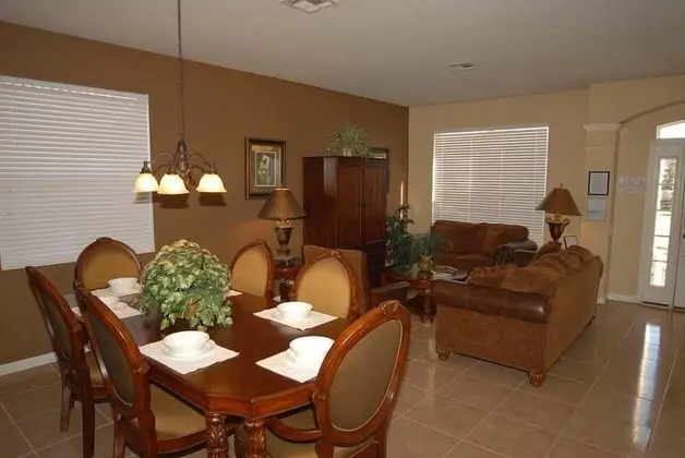 Ev (The Windsor Hills IHR 3077)