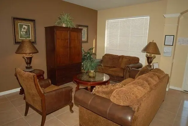 Ev (The Windsor Hills IHR 3077)