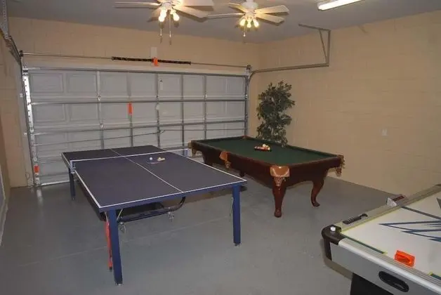 Ev (The Windsor Hills IHR 3077)