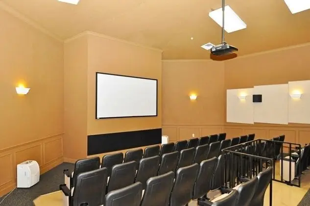 Ev (The Windsor Hills IHR 3077)