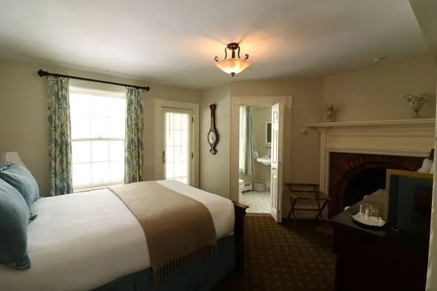 Calvin Coolidge Room, 1 Queen Bed, Private porch, Antique show fireplace, Library access