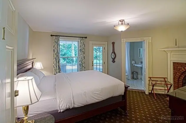 Calvin Coolidge Room, 1 Queen Bed, Private porch, Antique show fireplace, Library access