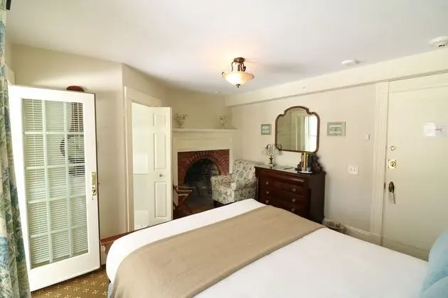 Calvin Coolidge Room, 1 Queen Bed, Private porch, Antique show fireplace, Library access