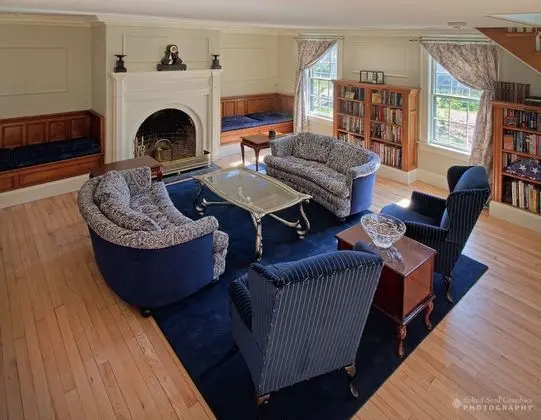 Calvin Coolidge Room, 1 Queen Bed, Private porch, Antique show fireplace, Library access