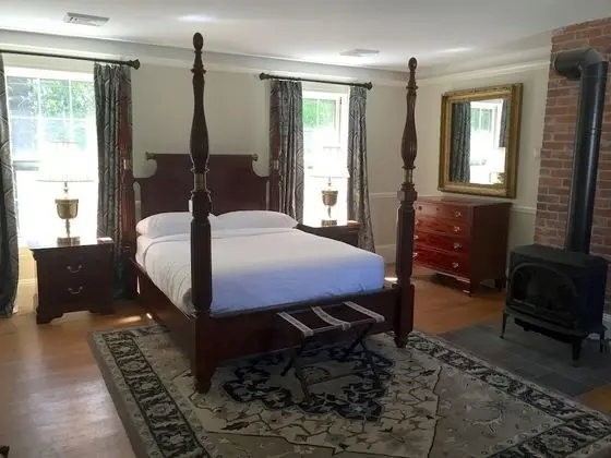 Theodore Roosevelt Suite, 1 Queen Bed, Deep soaking tub, Propane fireplace, Library access
