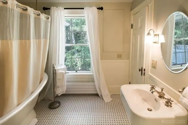 Theodore Roosevelt Suite, 1 Queen Bed, Deep soaking tub, Propane fireplace, Library access